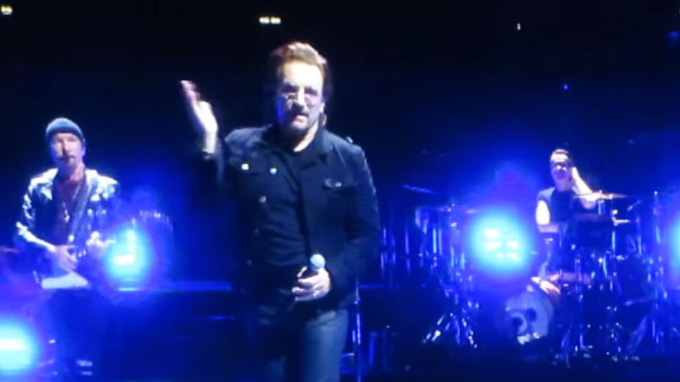 Bono se quedó sin voz en pleno concierto en Berlin.