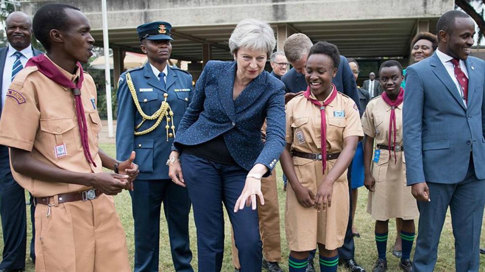 Theresa May, durante el baile keniata.