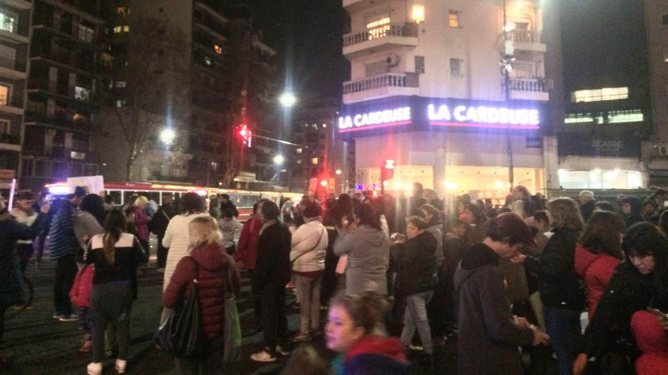 Cacerolazo en el cruce de las avenidas San Martín y Juan B. Justo.