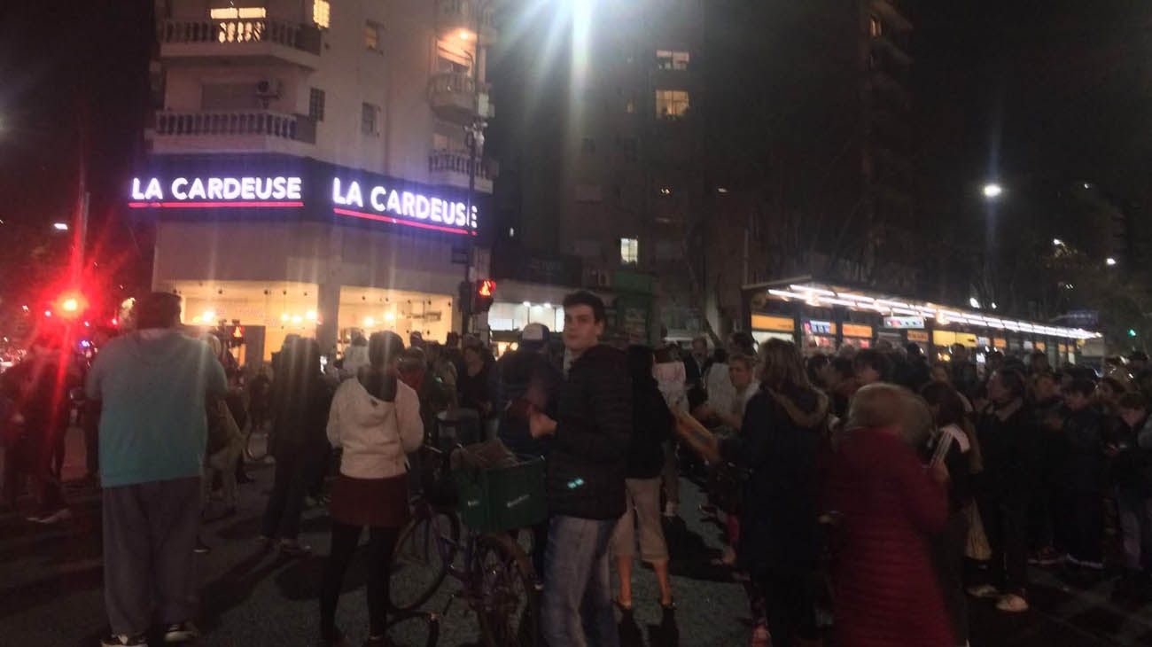 Cacerolazo en el cruce de las avenidas San Martín y Juan B. Justo.