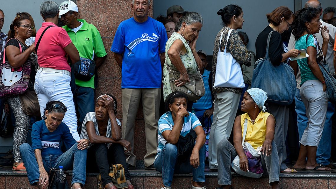 Pensioners queued up for hours Monday outside banks in Venezuela to try to withdraw cash, which is scarce in spite of the circulation of new bills. Pensioners only received 90 bolívars, an equivalent to US$1.5 at the official exchange rate, a little over the price of a tuna can of 140 grammes.