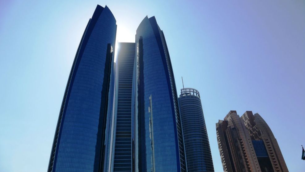 Abu Dabi explora crear el quinto mayor banco del Golfo.