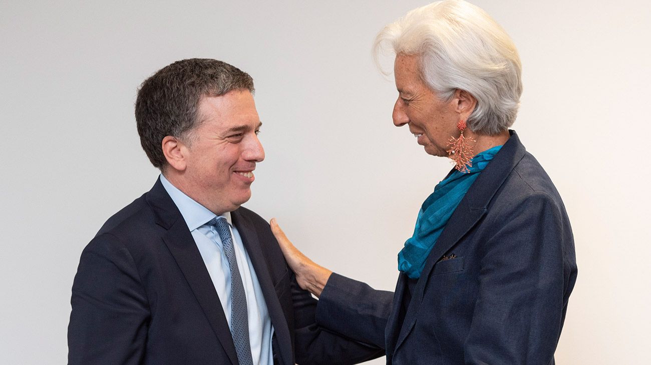 La directora del FMI, Cristine Lagarde, recibe al ministro de hacienda, Nicolas Dujovne, en la sede del organismo.