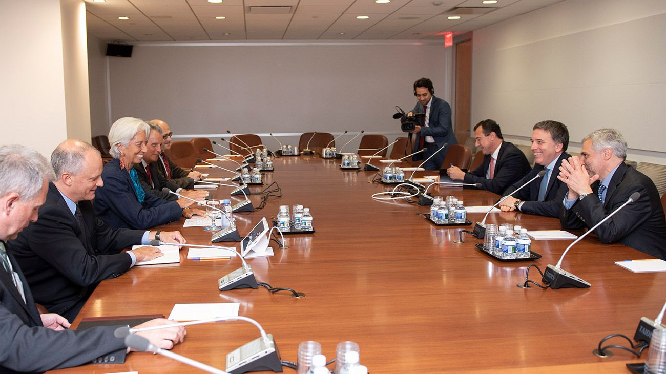 La directora del FMI, Cristine Lagarde, recibe al ministro de hacienda, Nicolas Dujovne, en la sede del organismo.