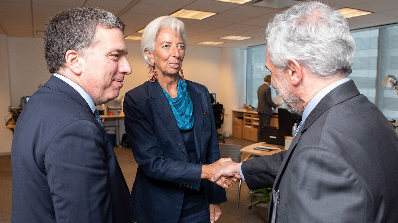 La directora del FMI, Cristine Lagarde, recibe al ministro de hacienda, Nicolas Dujovne, en la sede del organismo.