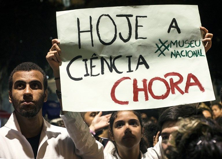 Si bien todavía no hubo una comunicación oficial al respecto, se estima que el incendio de enormes proporciones desatado este domingo en el Museo Nacional de Río destruyó todo lo que poseía la institución, constituido por aproximadamente 20 millones de piezas.