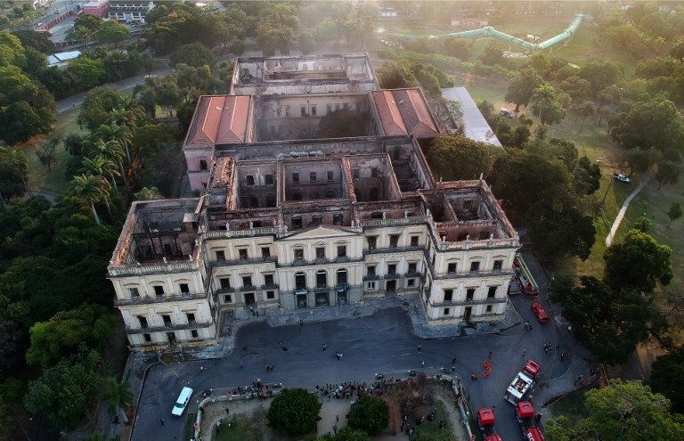 Si bien todavía no hubo una comunicación oficial al respecto, se estima que el incendio de enormes proporciones desatado este domingo en el Museo Nacional de Río destruyó todo lo que poseía la institución, constituido por aproximadamente 20 millones de piezas.