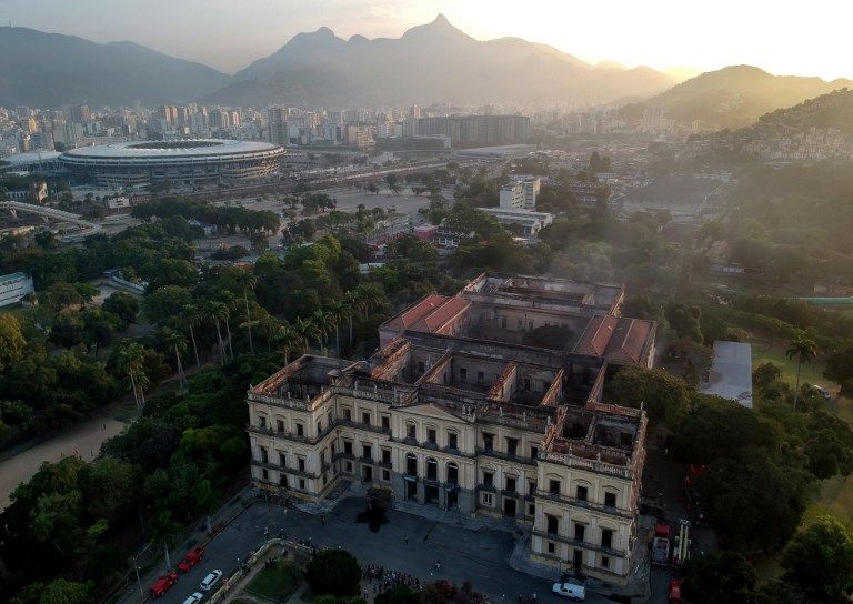 Si bien todavía no hubo una comunicación oficial al respecto, se estima que el incendio de enormes proporciones desatado este domingo en el Museo Nacional de Río destruyó todo lo que poseía la institución, constituido por aproximadamente 20 millones de piezas.