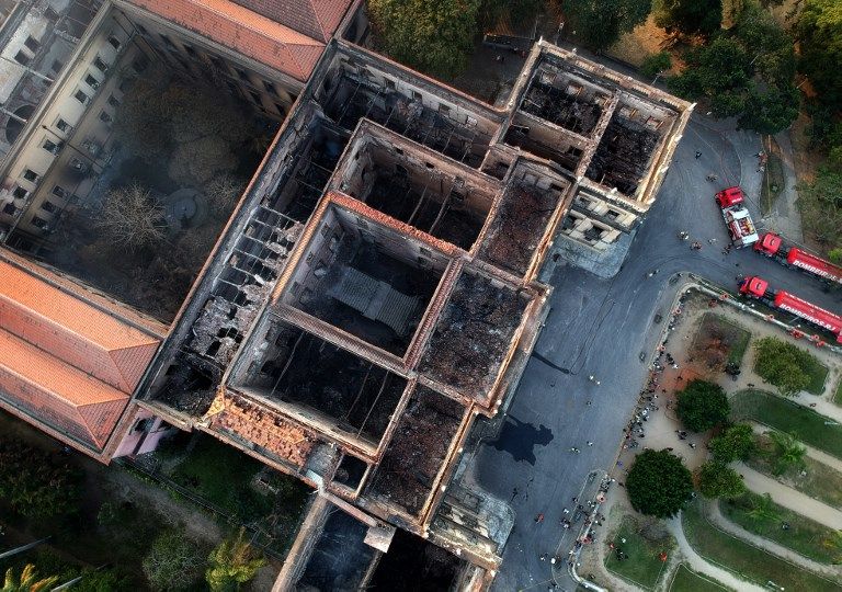 Si bien todavía no hubo una comunicación oficial al respecto, se estima que el incendio de enormes proporciones desatado este domingo en el Museo Nacional de Río destruyó todo lo que poseía la institución, constituido por aproximadamente 20 millones de piezas.