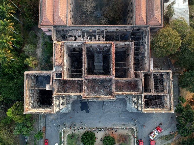 Si bien todavía no hubo una comunicación oficial al respecto, se estima que el incendio de enormes proporciones desatado este domingo en el Museo Nacional de Río destruyó todo lo que poseía la institución, constituido por aproximadamente 20 millones de piezas.