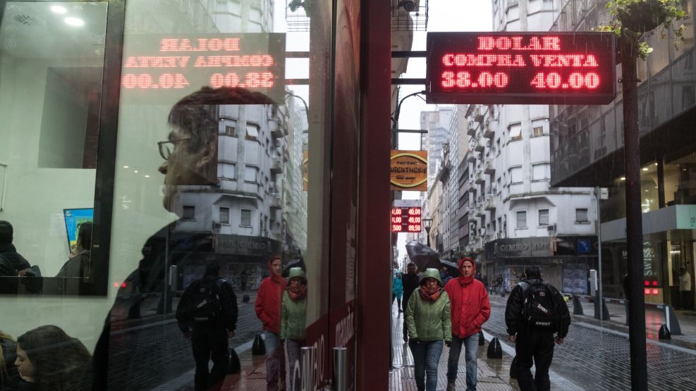 Argentine Peso Tumbles Amid Deepening Economic Crisis 