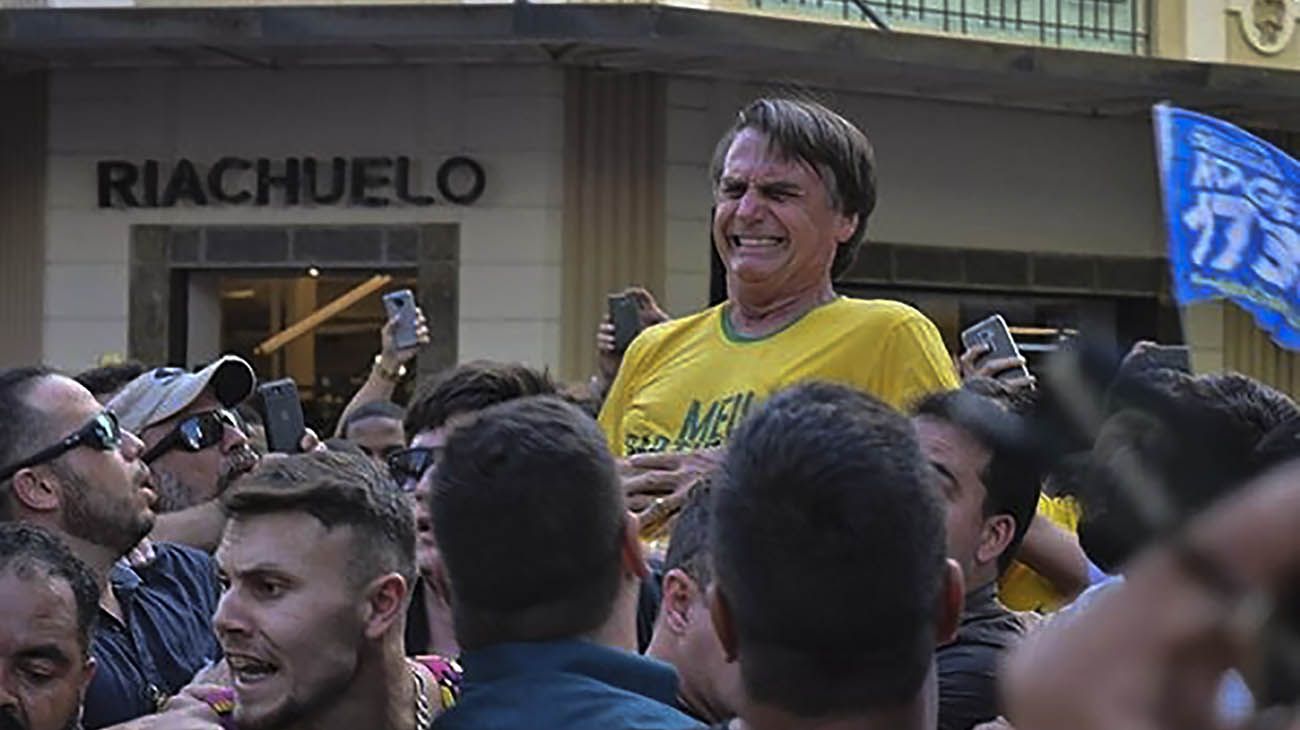 Imagen del ataque a Jair Bolsonaro en Juiz de Fora