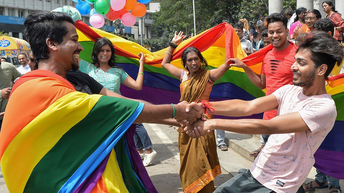 Festejos en India por la despenalización de la homosexualidad.