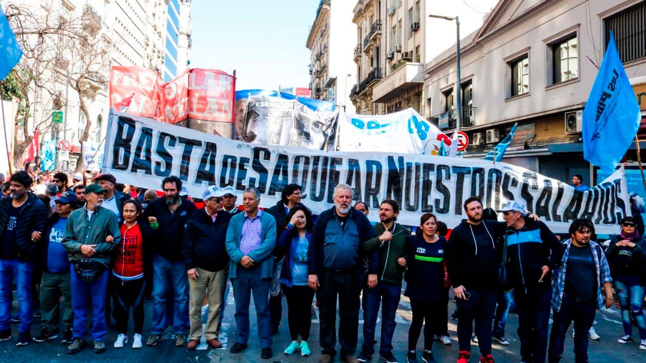 Movimientos sociales se movilizaron a oficinas de la ANSES en todo el país para exigir un aumento en la Asignación Universal por Hijo (AUH), las jubilaciones y otras prestaciones.