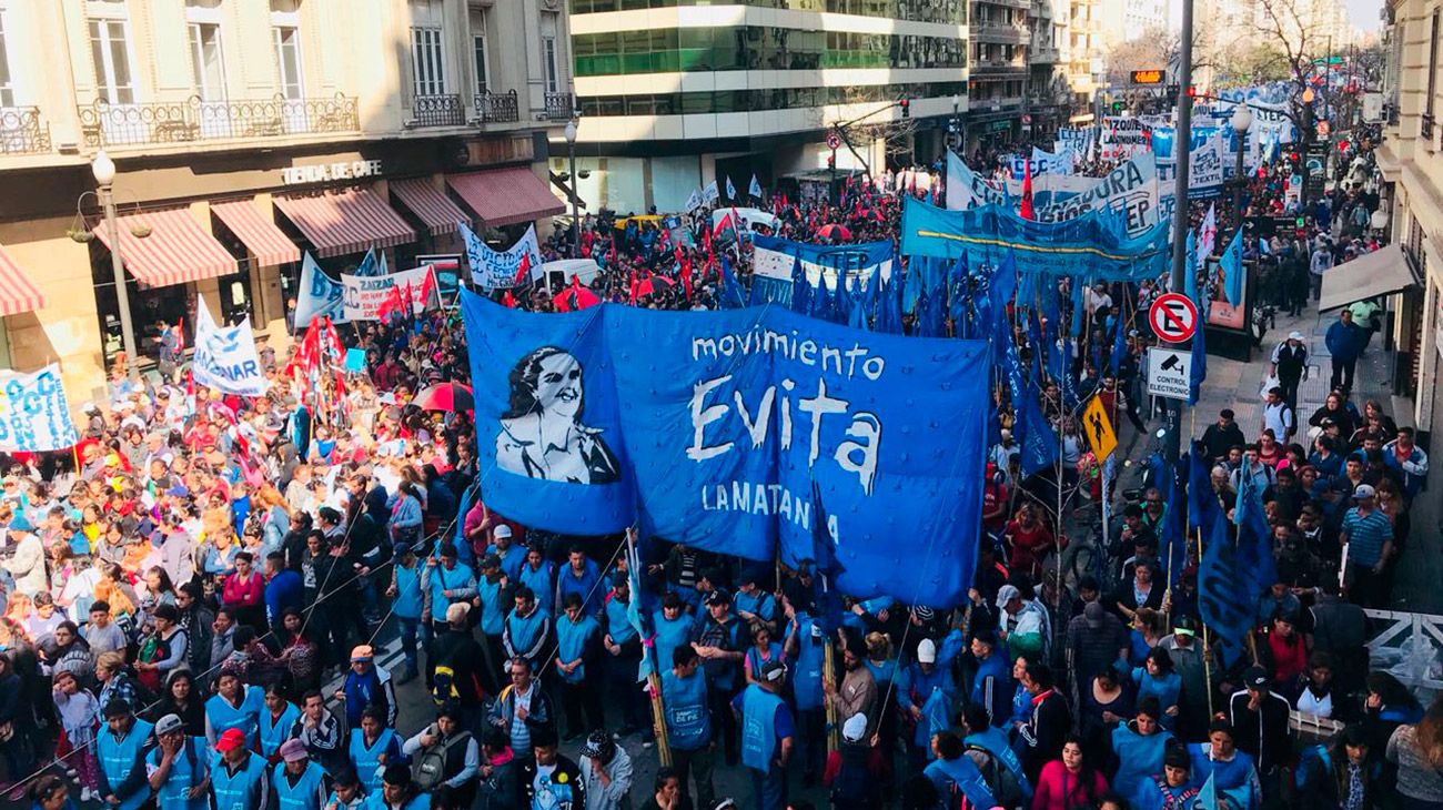 Movimientos sociales se movilizaron a oficinas de la ANSES en todo el país para exigir un aumento en la Asignación Universal por Hijo (AUH), las jubilaciones y otras prestaciones.