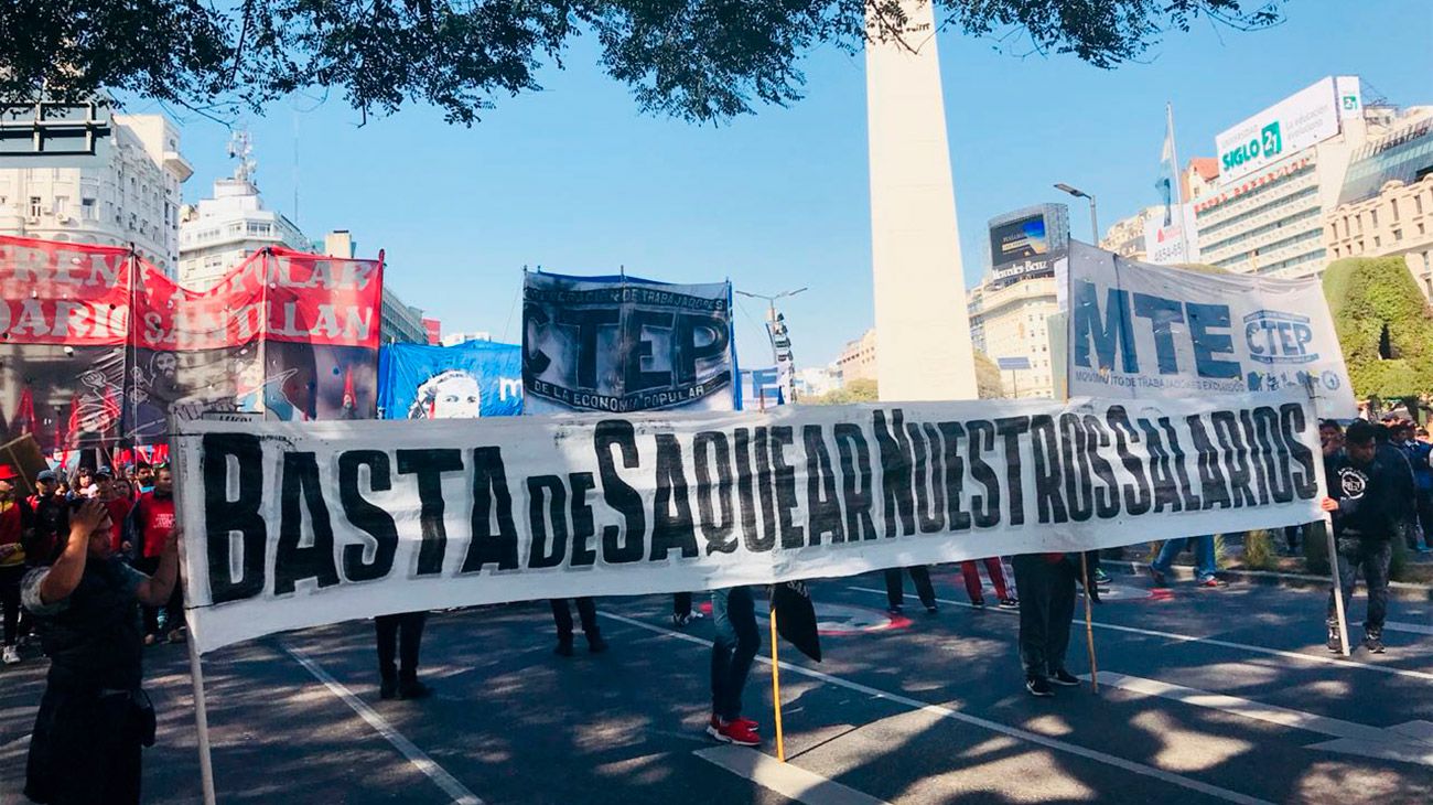 Movimientos sociales se movilizaron a oficinas de la ANSES en todo el país para exigir un aumento en la Asignación Universal por Hijo (AUH), las jubilaciones y otras prestaciones.