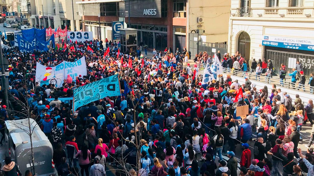 Movimientos sociales se movilizaron a oficinas de la ANSES en todo el país para exigir un aumento en la Asignación Universal por Hijo (AUH), las jubilaciones y otras prestaciones.