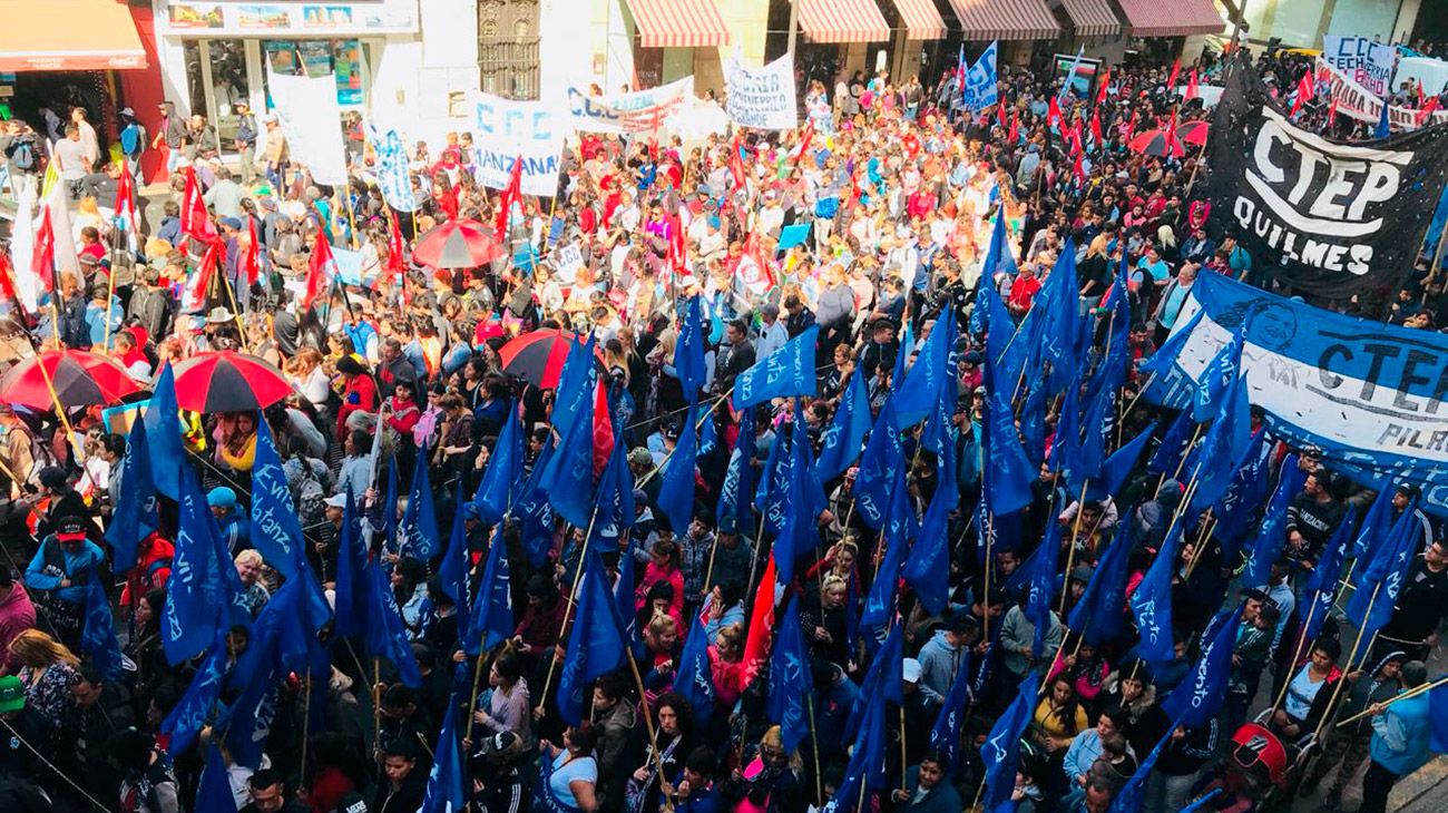 Movimientos sociales se movilizaron a oficinas de la ANSES en todo el país para exigir un aumento en la Asignación Universal por Hijo (AUH), las jubilaciones y otras prestaciones.