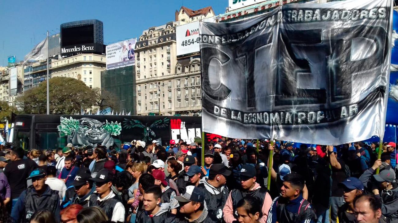 Movimientos sociales se movilizaron a oficinas de la ANSES en todo el país para exigir un aumento en la Asignación Universal por Hijo (AUH), las jubilaciones y otras prestaciones.