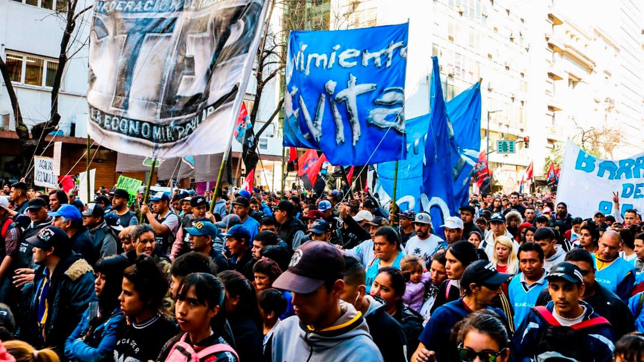 Movimientos sociales se movilizaron a oficinas de la ANSES en todo el país para exigir un aumento en la Asignación Universal por Hijo (AUH), las jubilaciones y otras prestaciones.