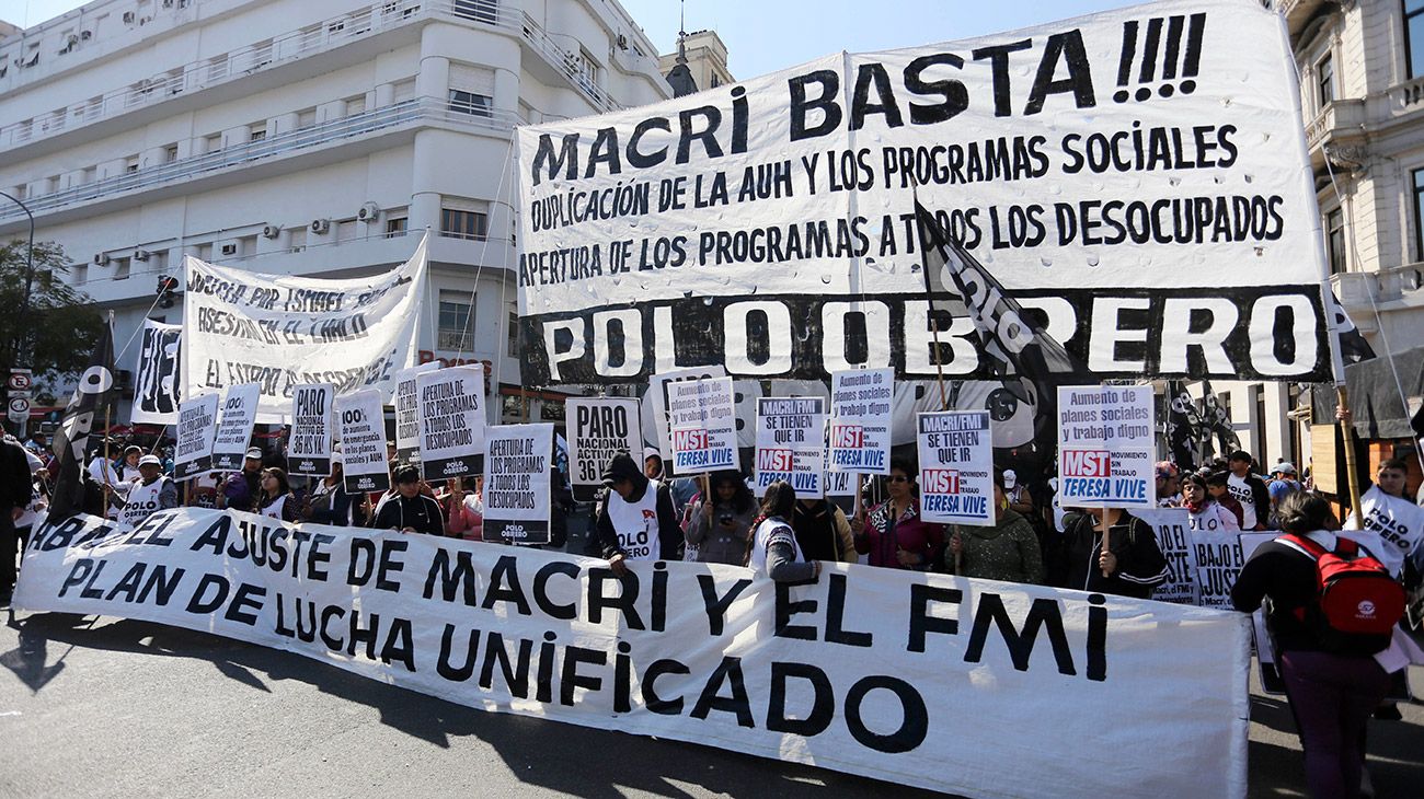 Organizaciones sociales y politicas realizan protestas ren el centro de esta ciudad reclamando la ampliacion de los planes sociales. 