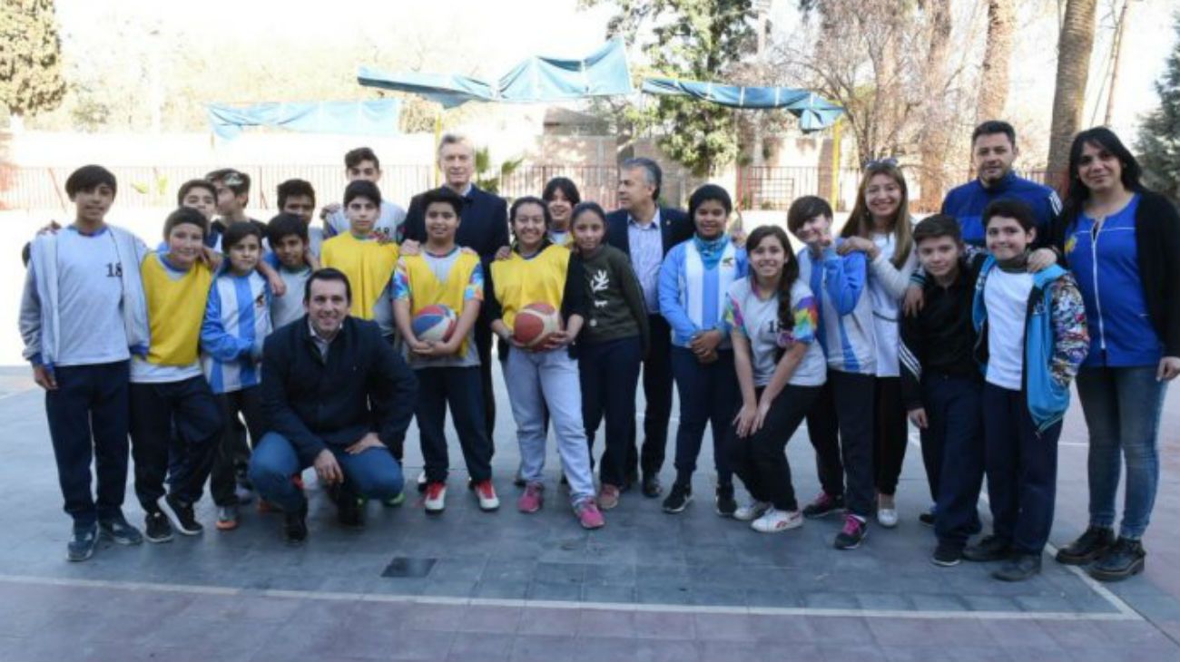 El presidente Mauricio Macri realizó una visita a una escuela de Mendoza. Allí conversó y jugó al básquet con los alumnos.