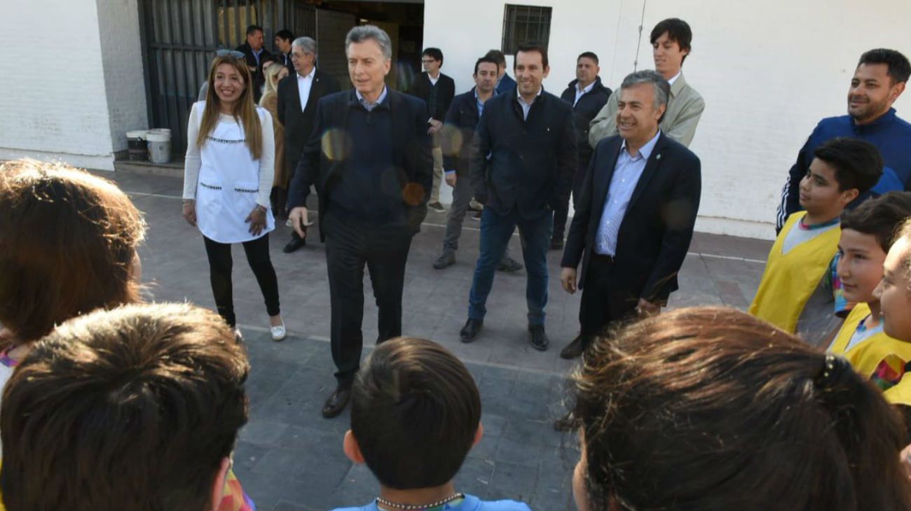 El mandatario visitó de sorpresa una escuela de Mendoza y conversó con los alumnos. 