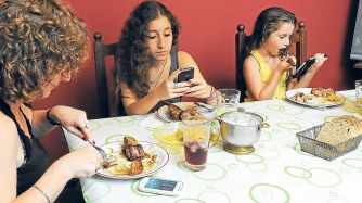 0907_celular_comida_grassi_g.jpg