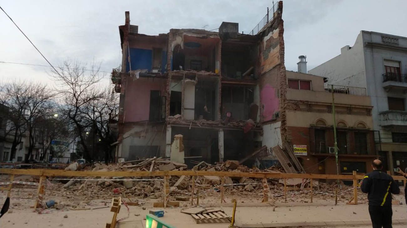 El edificio que se derrumbó se ubica en Brasil y Alberti, en Parque Patricios.