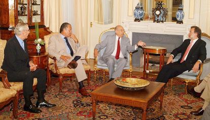 Serios. El diplomático, en el extremo izquierdo, con el presidente Batlle y el ex canciller Bielsa.