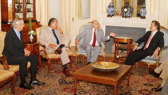 Serios. El diplomático, en el extremo izquierdo, con el presidente Batlle y el ex canciller Bielsa.