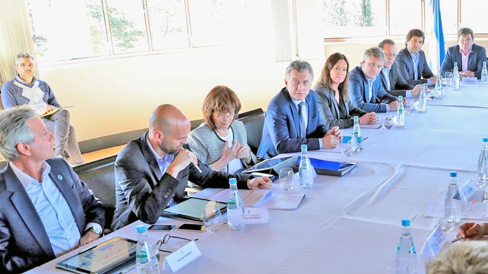Mesa chica. Las reuniones de gabinete ahora son todos los días y no una vez a la semana.