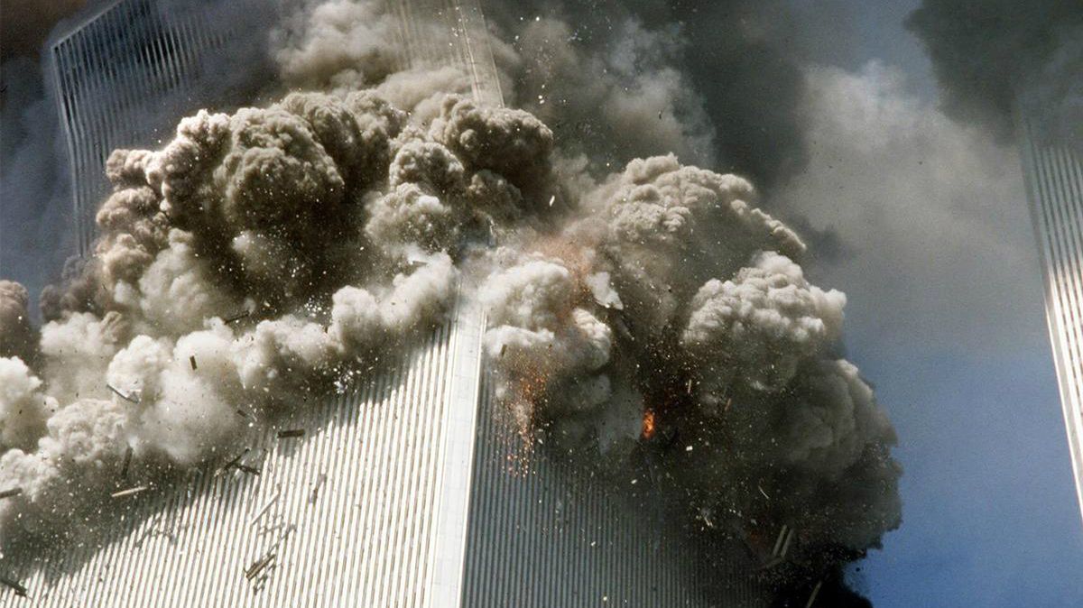 El 11 de septiembre de 2001, cuatro aviones de pasajeros fueron capturados por terroristas islamistas. Dos fueron dirigidos contra el World Trade Center en Nueva York, uno contra el Departamento de Defensa en Washington y otro se estrelló en Pensilvania.