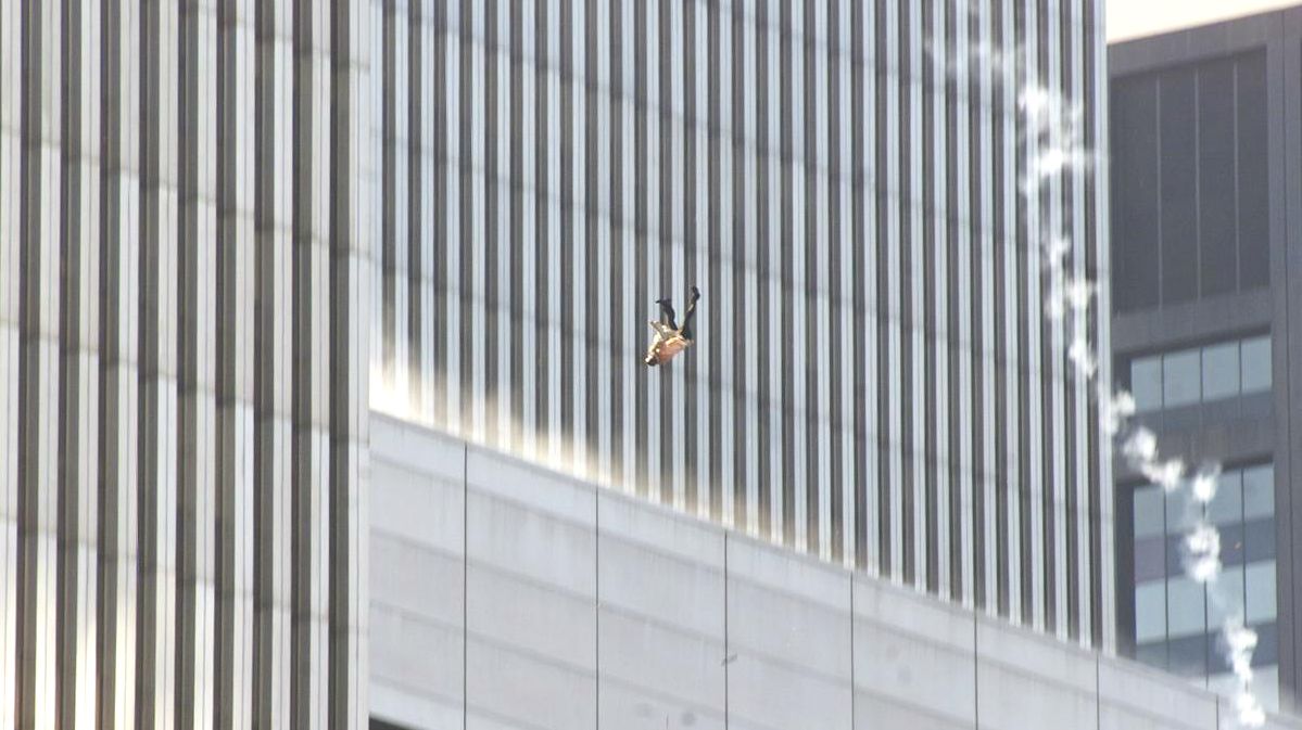 El 11 de septiembre de 2001, cuatro aviones de pasajeros fueron capturados por terroristas islamistas. Dos fueron dirigidos contra el World Trade Center en Nueva York, uno contra el Departamento de Defensa en Washington y otro se estrelló en Pensilvania.