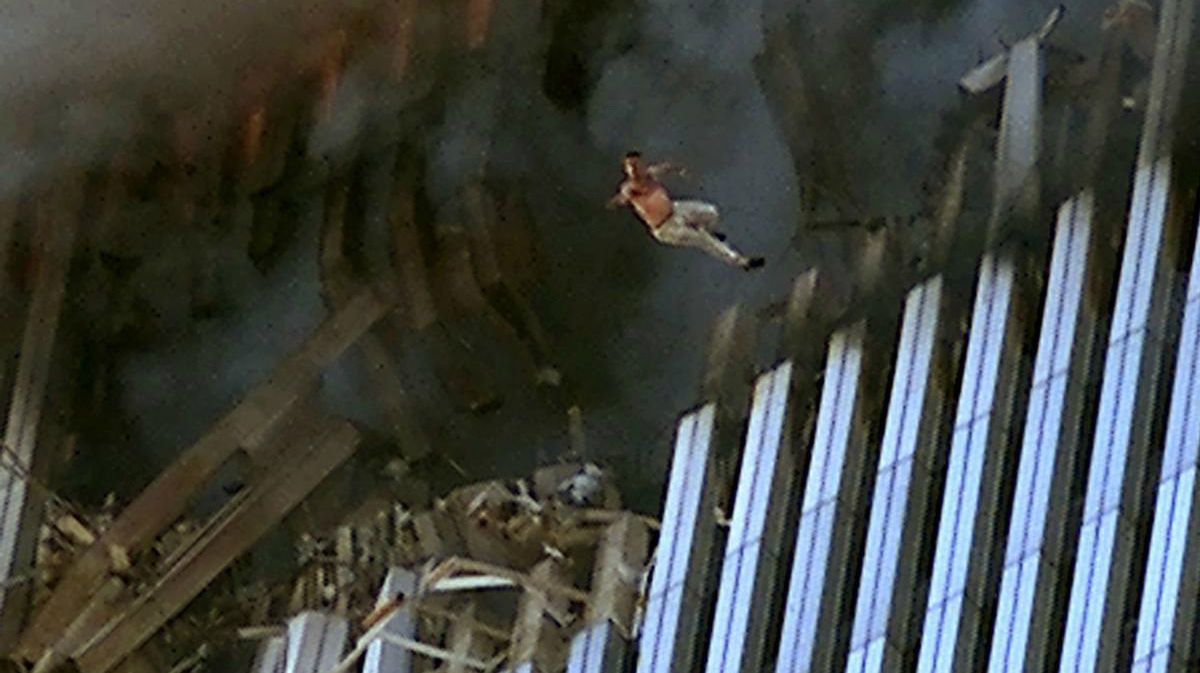 El 11 de septiembre de 2001, cuatro aviones de pasajeros fueron capturados por terroristas islamistas. Dos fueron dirigidos contra el World Trade Center en Nueva York, uno contra el Departamento de Defensa en Washington y otro se estrelló en Pensilvania.