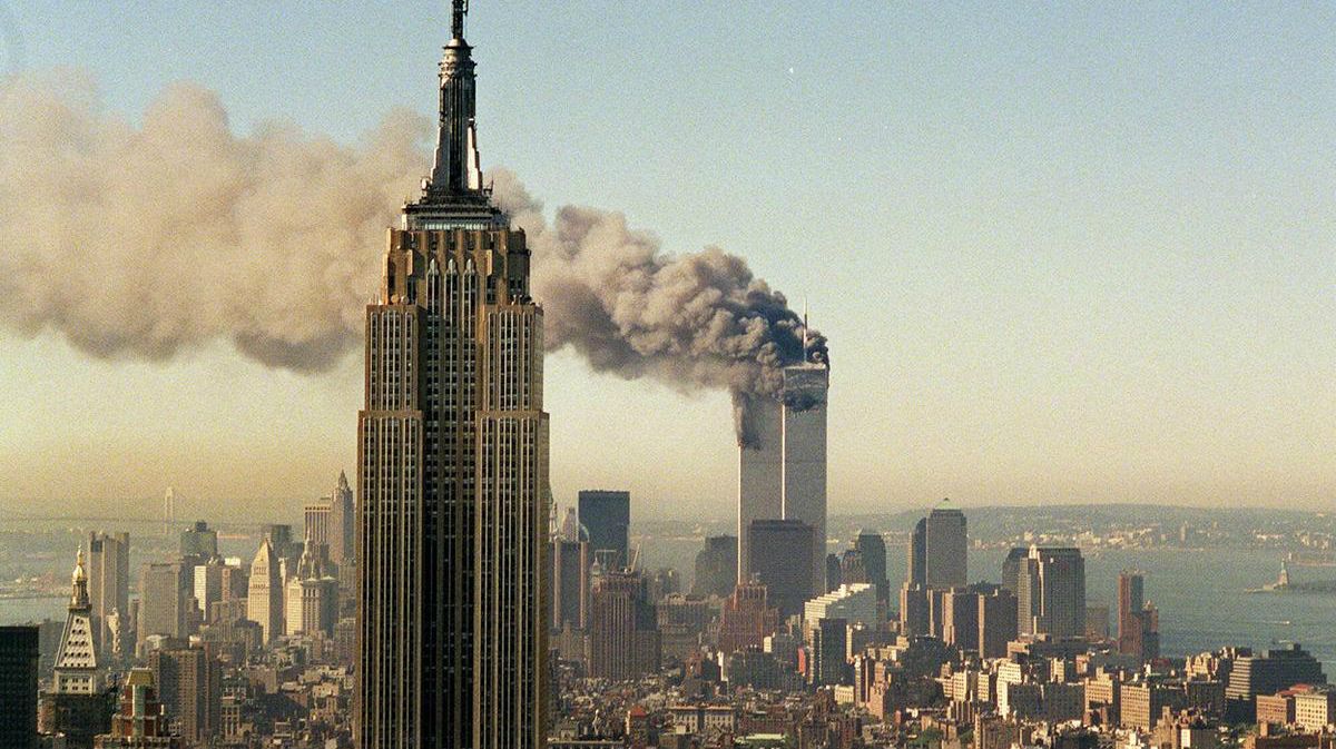 El 11 de septiembre de 2001, cuatro aviones de pasajeros fueron capturados por terroristas islamistas. Dos fueron dirigidos contra el World Trade Center en Nueva York, uno contra el Departamento de Defensa en Washington y otro se estrelló en Pensilvania.