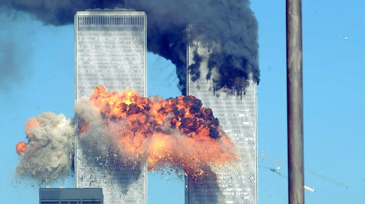 El 11 de septiembre de 2001, cuatro aviones de pasajeros fueron capturados por terroristas islamistas. Dos fueron dirigidos contra el World Trade Center en Nueva York, uno contra el Departamento de Defensa en Washington y otro se estrelló en Pensilvania.