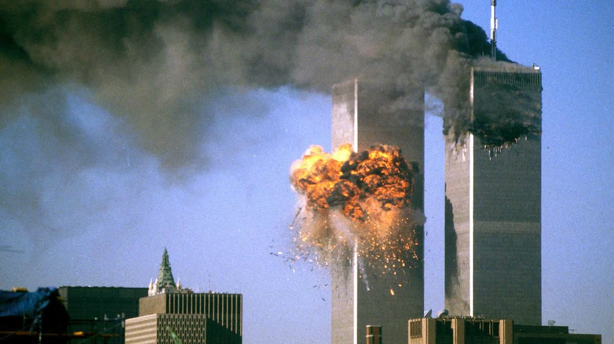 El 11 de septiembre de 2001, cuatro aviones de pasajeros fueron capturados por terroristas islamistas. Dos fueron dirigidos contra el World Trade Center en Nueva York, uno contra el Departamento de Defensa en Washington y otro se estrelló en Pensilvania.