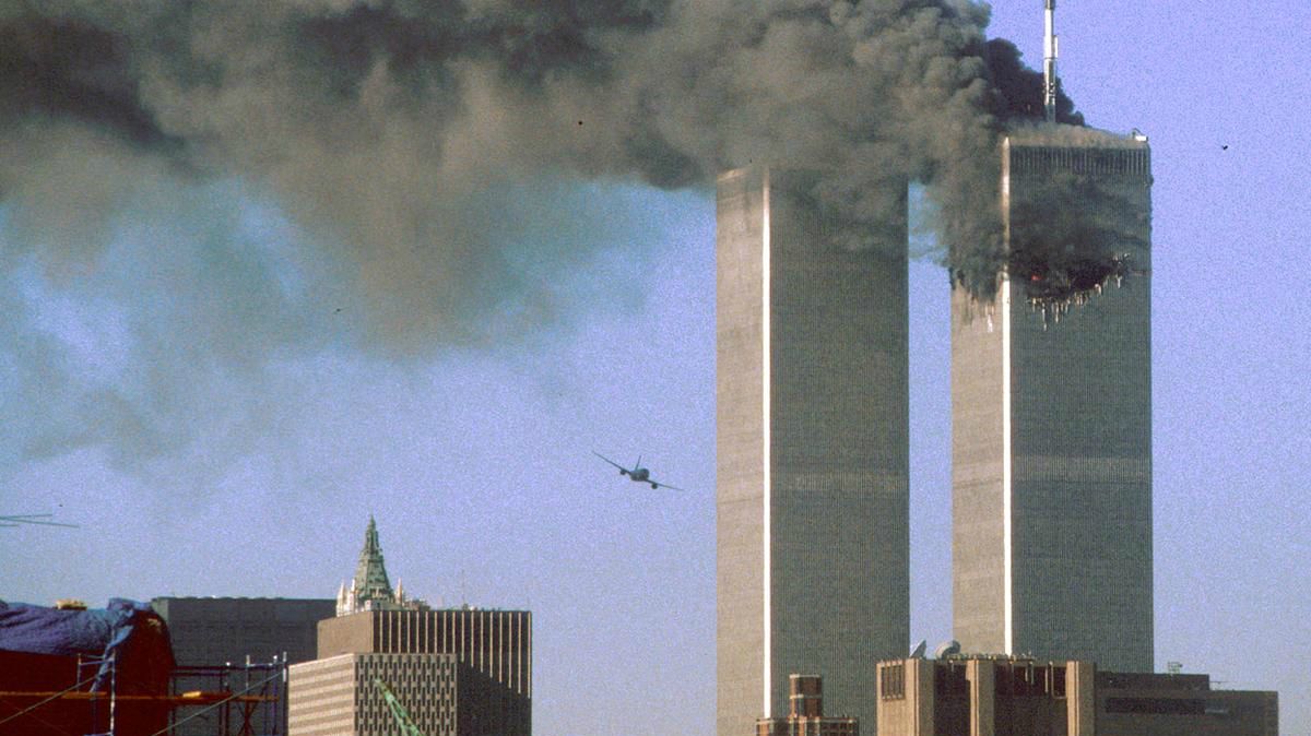 El 11 de septiembre de 2001, cuatro aviones de pasajeros fueron capturados por terroristas islamistas. Dos fueron dirigidos contra el World Trade Center en Nueva York, uno contra el Departamento de Defensa en Washington y otro se estrelló en Pensilvania.