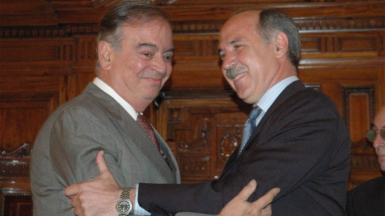 Enero de 2007. Junto a Enrique Petracchi, su antecesor en el cargo, un Ricardo Lorenzetti todavía con bigote asumía como presidente de la Corte Suprema