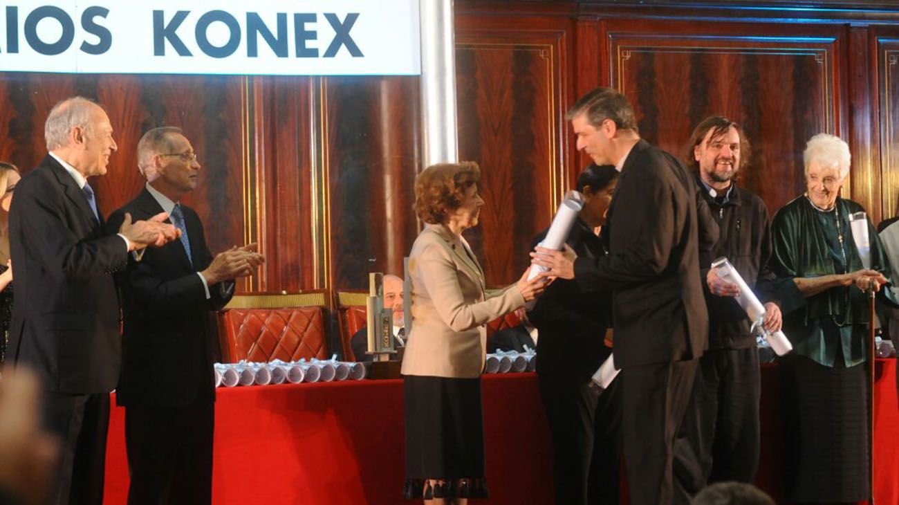 Clara Mariño hizo entrega de los diplomas a los reconocidos en la categoría de dirigentes sociales.