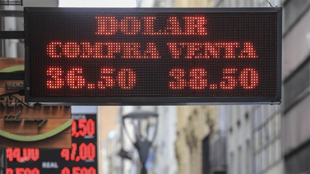 El dólar subió por primera vez en el año y evitó la intervención del