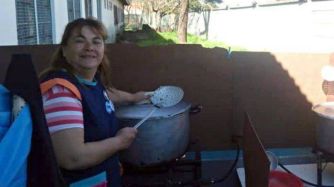Corina De Bonis en una olla popular.
