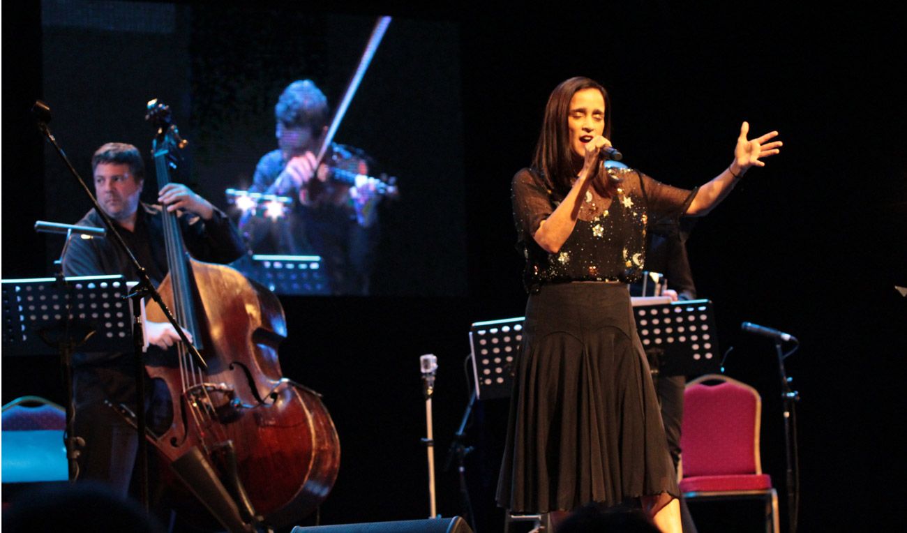 2do encuentro de Experiencia Piazzolla con Julieta Venegas en el escenario.