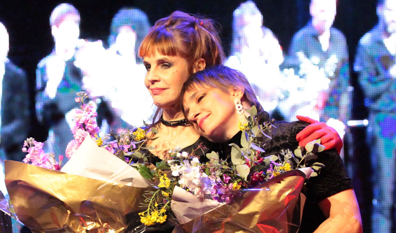 Hilda Lizarazu y Fabiana Cantilo recibieron flores y saludaron emocionadas al público presente.