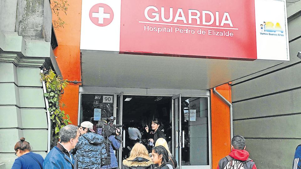 Guardia. Largas filas en el Hospital de Niños Elizalde, tras seis casos fatales por S. pyogenes.