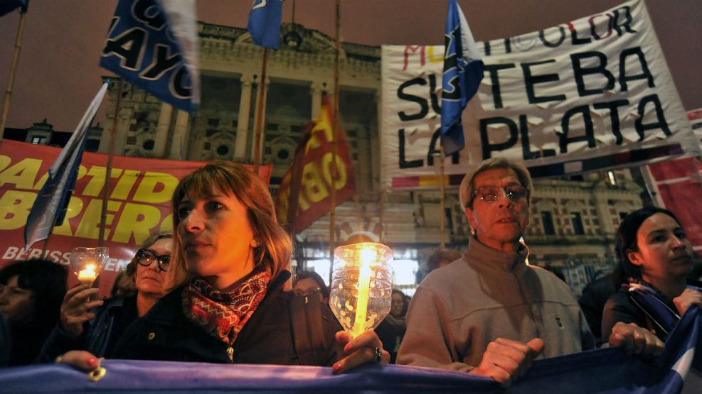 En La Plata, una escena de la marcha de antorchas por el esclarecimiento del caso de la docente secuestrada en Moreno.