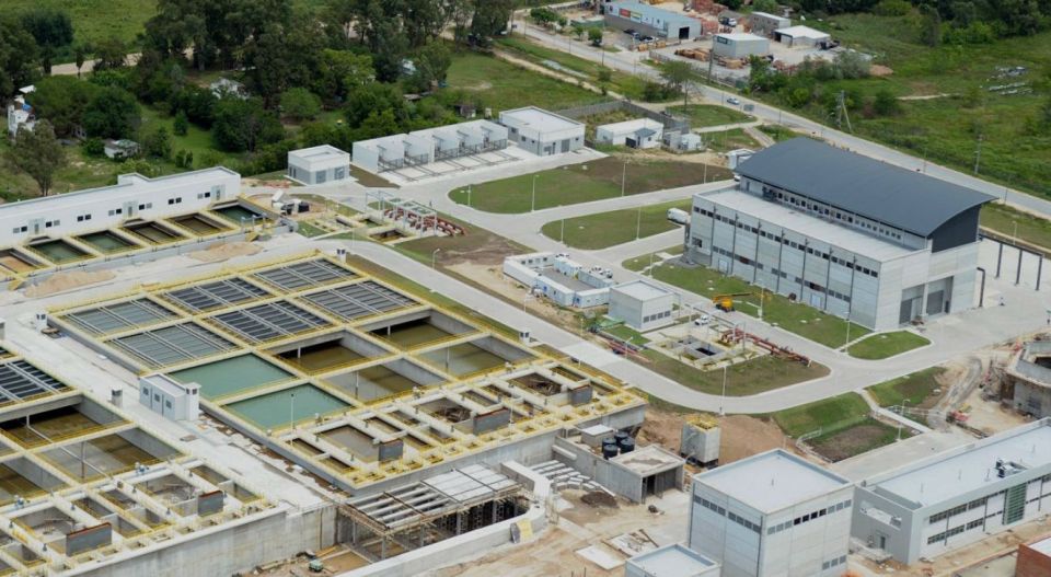 La obra, que actualmente funciona, ocupa 32 mil metros cuadrados y procesa efluentes cloacales antes de que sean volcados al río.