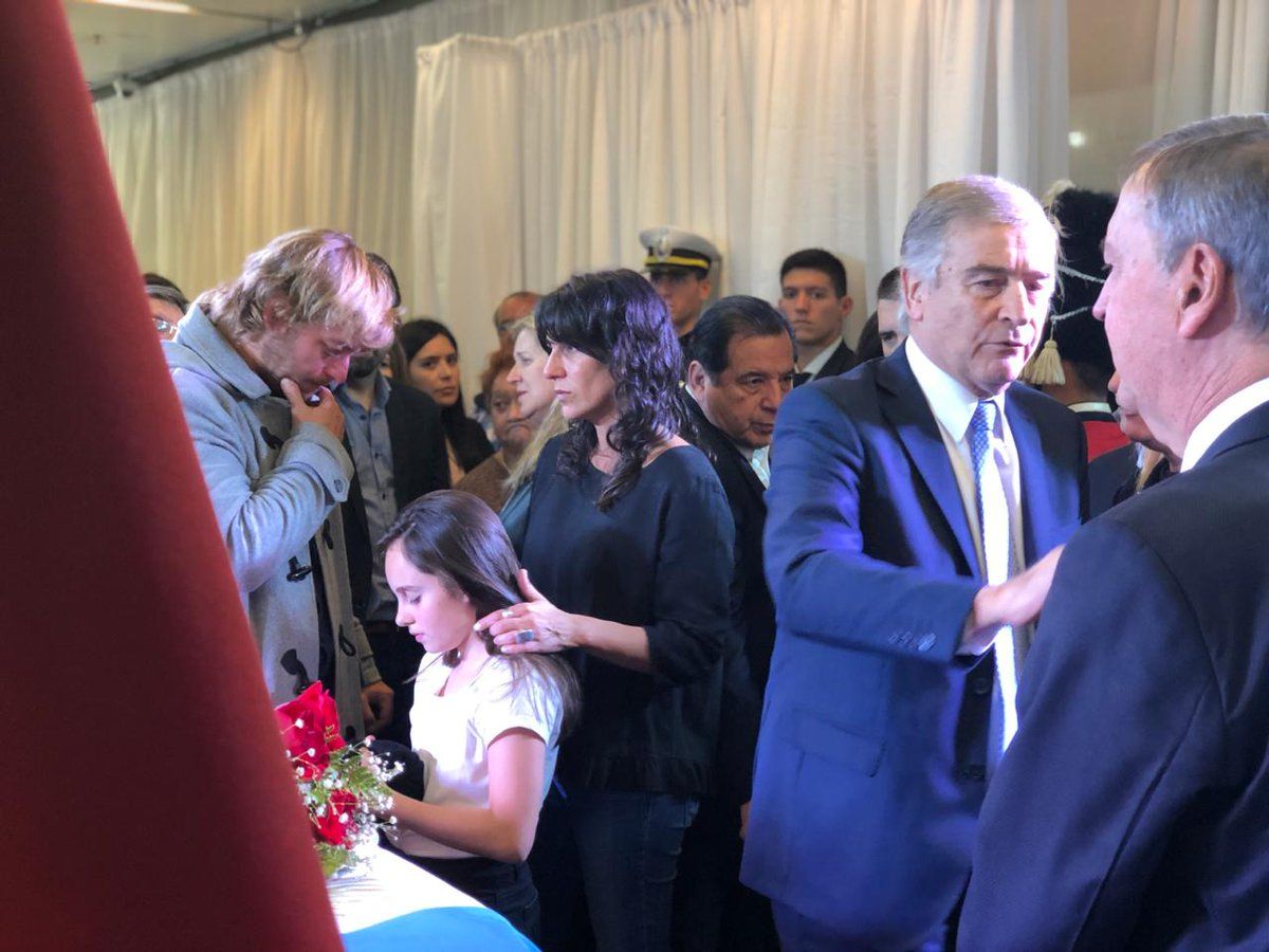 ÚLTIMO ADIOS. Cientos de personas asisten al funeral del tres veces exgobernador José Manuel de la Sota en el Centro Cívico.