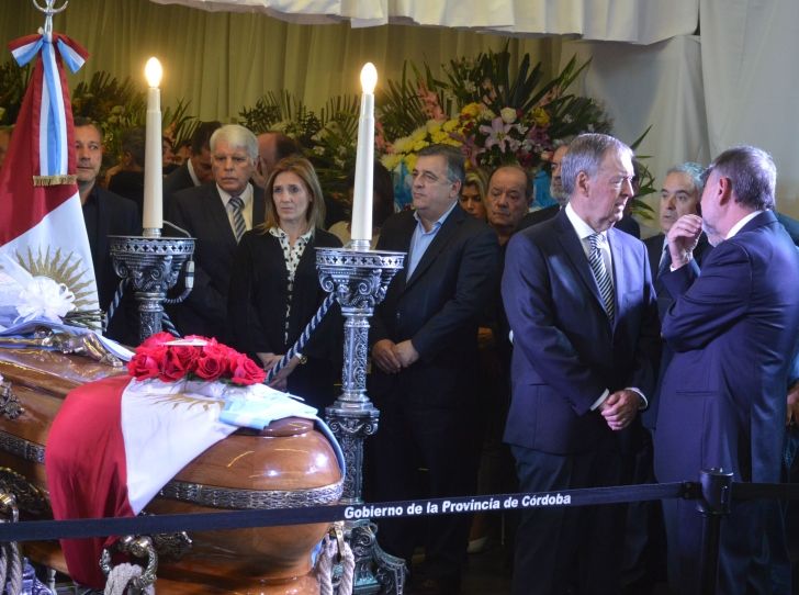 ÚLTIMO ADIOS. Cientos de personas asisten al funeral del tres veces exgobernador José Manuel de la Sota en el Centro Cívico.